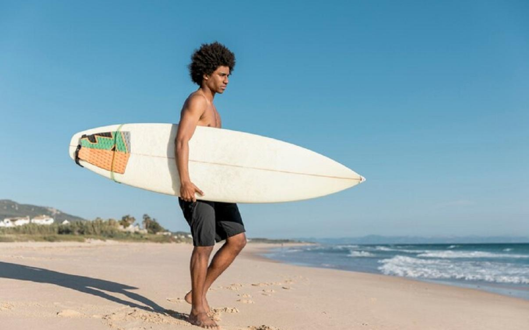 Apprendre a surfer : pourquoi s’inscrire a des cours de surf et comment se deroulent-ils ?
